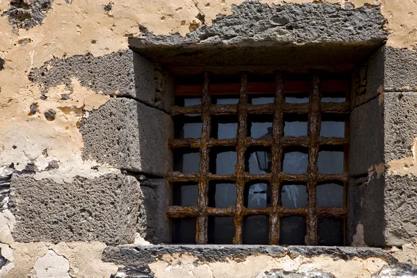 파산 벽 아리시 페에서 갈색 왜곡 된 성 창 — 스톡 사진