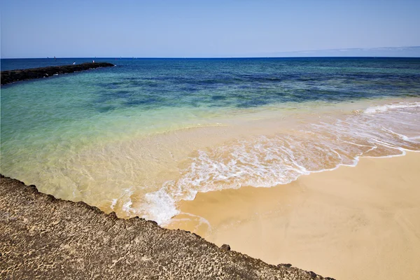 Spanien hafensteg boot im blauen himmel — Stockfoto