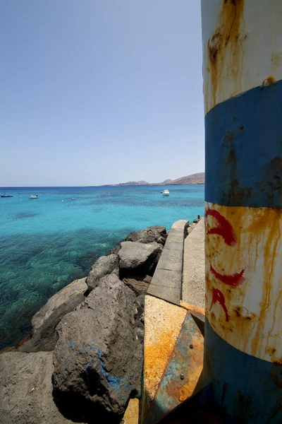 Faro y barco en el azul arrecife teguise — Foto de Stock
