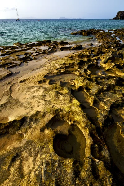 岩のビーチの水とランサローテ島スペインの夏 — ストック写真