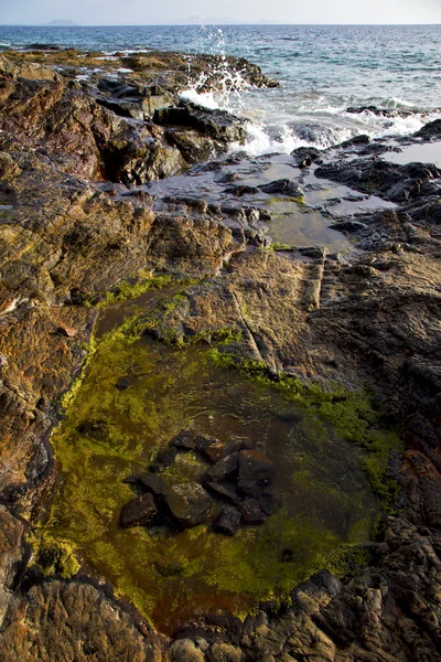 Em lanzarote espuma rocha espanha paisagem pedra céu nuvem praia — Fotografia de Stock