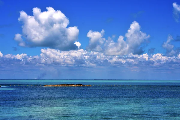 海岸线和蓝色的礁湖岩放松 — 图库照片