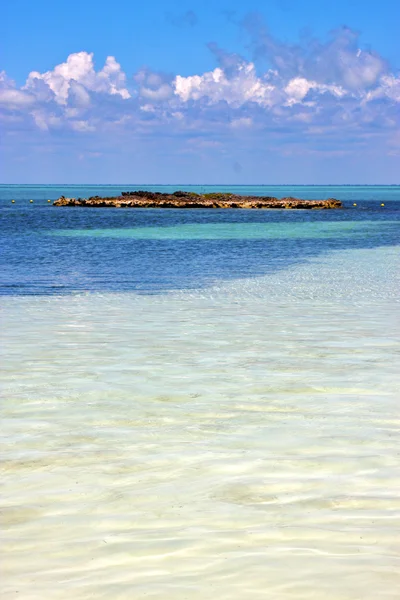 Kusten och rock blå lagunen koppla av isla contoy Mexiko — Stockfoto