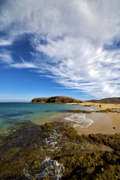 Plaża woda wybrzeże i lato w lanzarote — Zdjęcie stockowe