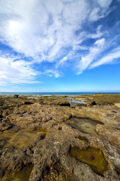 Lichte strand water in lanzarote eiland schuim rock Spanje — Stockfoto