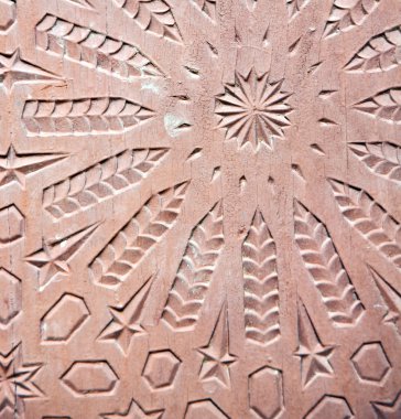 kahverengi ahşap kapı ve paslı bağırma kirli soyulmuş boya çivi