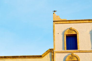   Fas İnşaat ve kahverengi duvar sarı penceresinde  