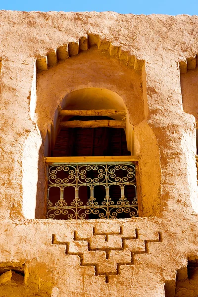 Venster in Marokko oude bouw muur — Stockfoto