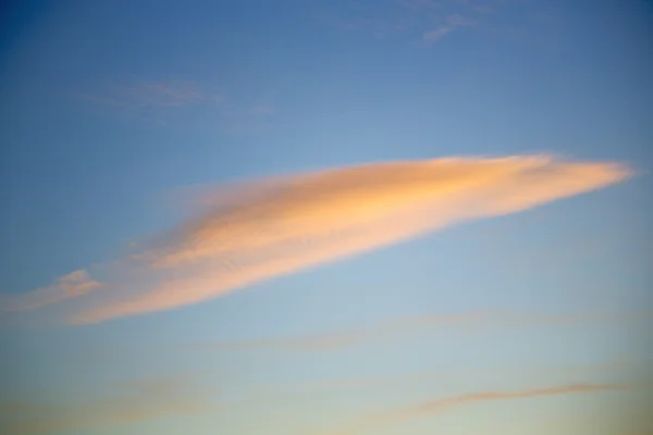 Sonnenaufgang am farbigen Himmel weiche Wolken und abstrakte — Stockfoto