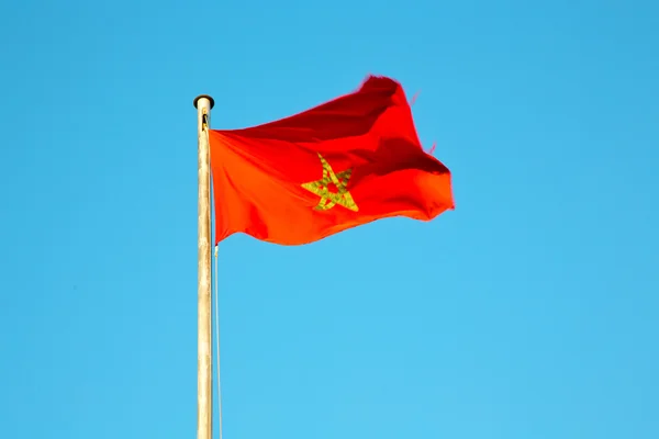 Bandiera sventolante tunisia nel colore del cielo blu e merlature — Foto Stock
