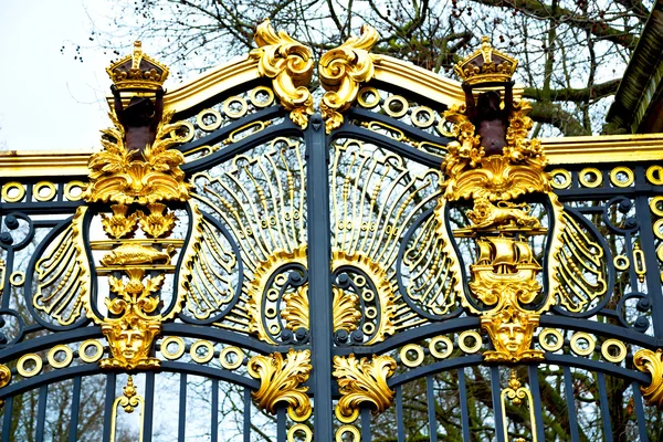 영국 오래 된 금속 게이트 왕궁 — 스톡 사진