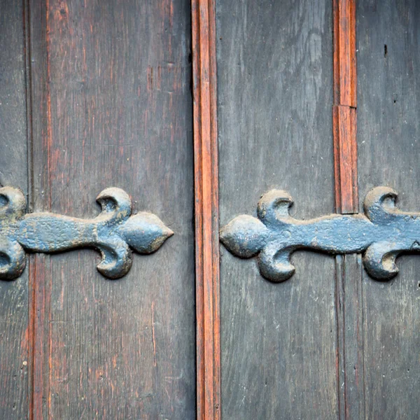 Manejar en Londres antigua puerta marrón oxidado clavo de latón y la luz — Foto de Stock