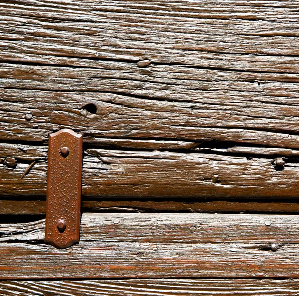 Porta in italia antico legno antico e tradizionale texture chiodo — Foto Stock