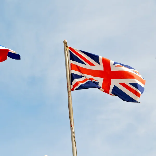 Французский флаг размахивая в голубом небе британский цвет и волна — стоковое фото