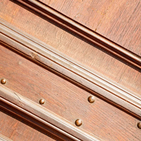 イタリアの古い ancian 木材と伝統的なテクスチャの爪でドア — ストック写真