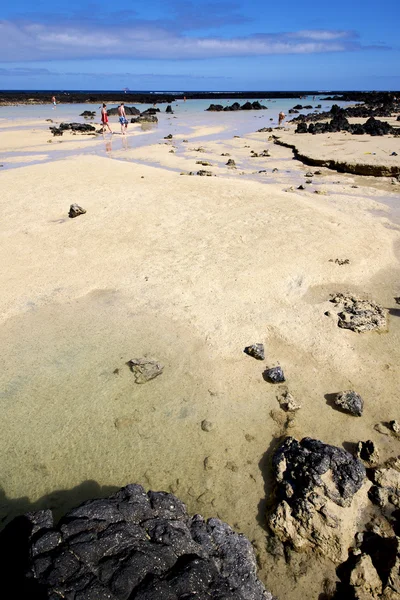 Mensen Spanje spiraal van zwarte rotsen in het lanzarote — Stockfoto