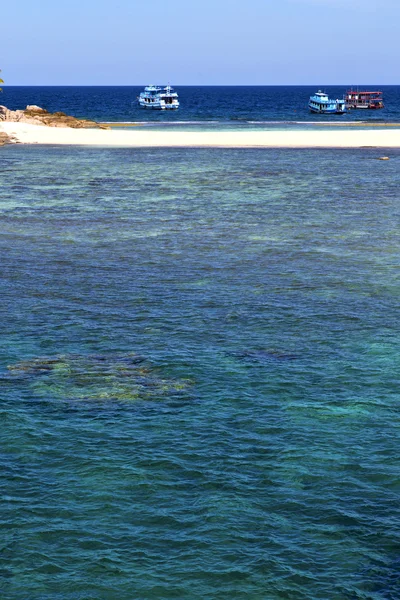 Pedra de laguna na baía de tao de chalkho resumo de um barco — Fotografia de Stock