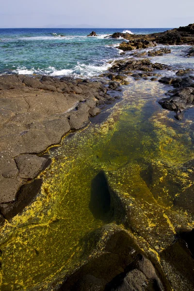 Écume littoral à Lanzarote espagne roche pierre ciel nuage et — Photo