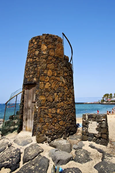 Toren geel zwart strand rotsen in het lanzarote — Stockfoto