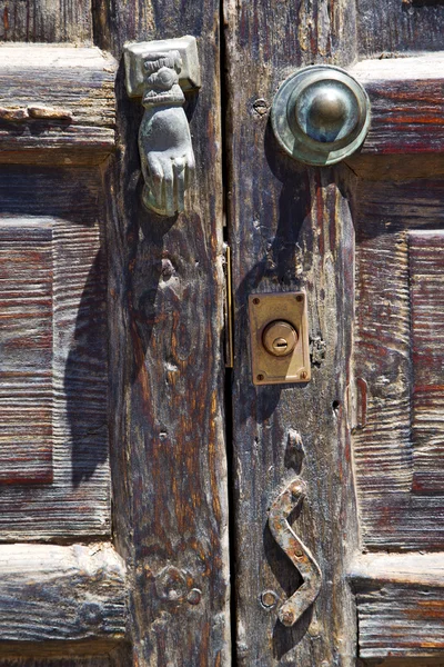 Knocker slottet låsa lanzarote dörren trä röd brun — Stockfoto