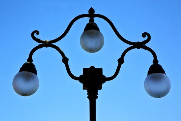 Farola una bombilla en el cielo lugano — Foto de Stock