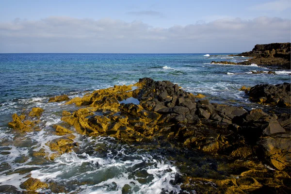 Woda w lanzarote wyspy pianki skały kamień niebo chmura beach — Zdjęcie stockowe
