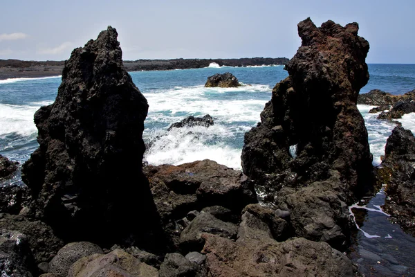 Roccia spagna spiaggia acqua in schiuma isola di Lanzarote paesaggio st — Foto Stock