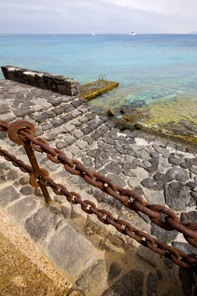 Pier roestig keten water in lanzarote — Stockfoto