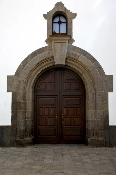 Lanzarote  spain canarias brass brown knocker in a   closed wood — Stock Photo, Image