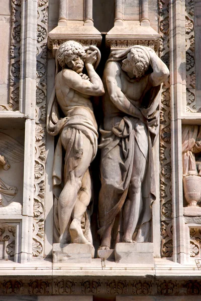 Ιταλία δύο άγαλμα των ανδρών στο μπροστινό μέρος το duomo — Φωτογραφία Αρχείου