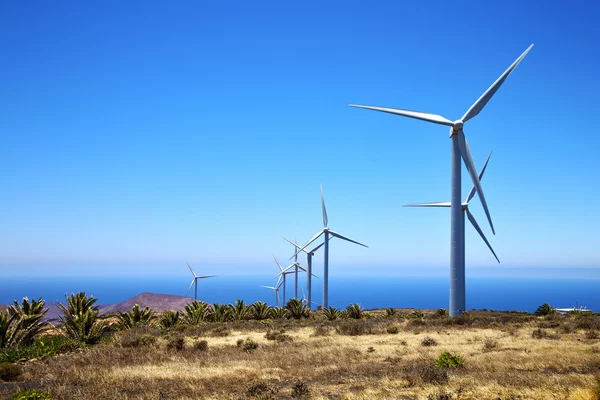 Aerogeneradores y el cielo en el — Foto de Stock