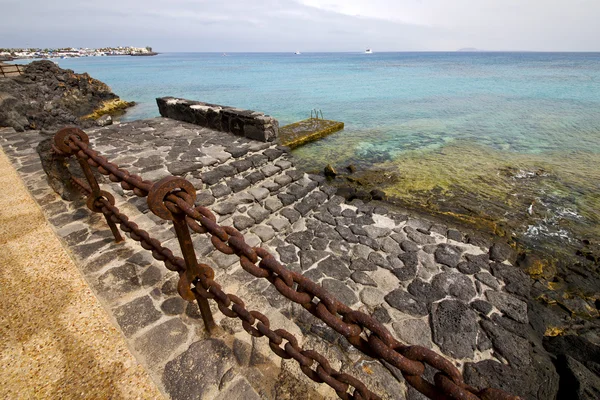 Muelle cadena oxidada barco acuático costa y verano lanzadera —  Fotos de Stock
