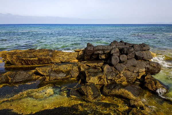 Lanzarote köpük kıyı şeridi İspanya gölet taş taş gökyüzü bulut — Stok fotoğraf