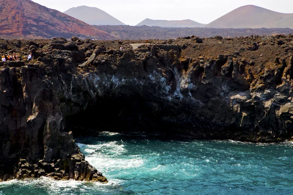 Personnes littoral à Lanzarote ciel nuage plage été — Photo