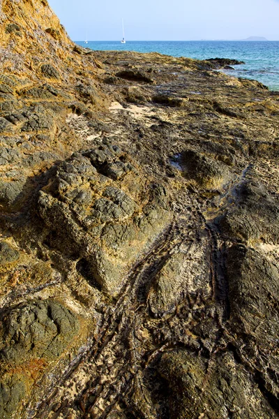 Lanzarote Španělsko pižmo rybník pláž vody jachty a v létě — Stock fotografie