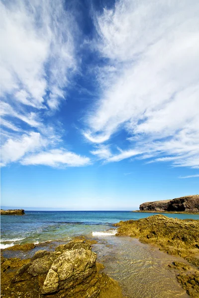 Zataženo beach lehkovodní Španělsko krajina kamenných obloha — Stock fotografie