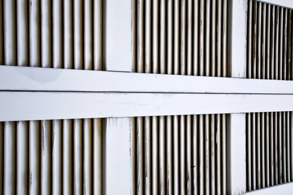 Okna drewniane Żaluzja besnate — Zdjęcie stockowe