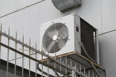 Beyaz arka plan üzerinde saç kremi