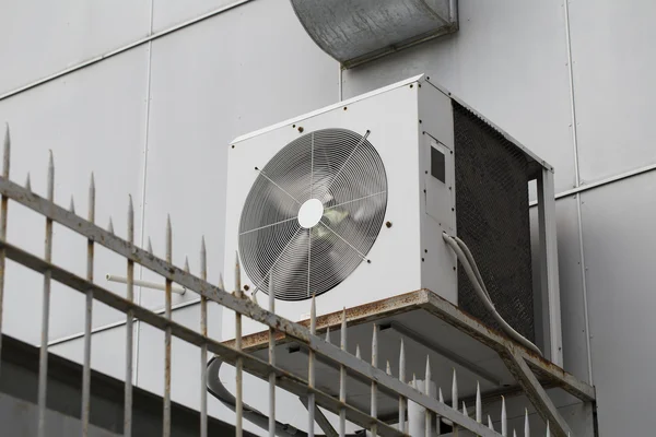 Beyaz arka plan üzerinde saç kremi