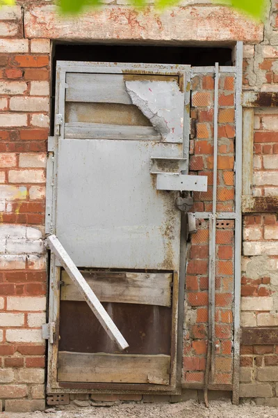 Staré dveře na bílém pozadí — Stock fotografie