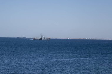 Beyaz arka planda bir savaş gemisi.