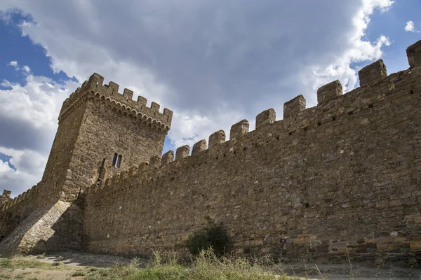 Burg Auf Dem Felsigen Berg Stockfoto