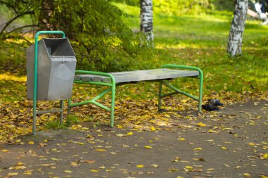 Beyaz arka plan bankta