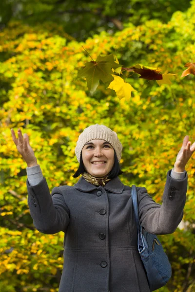 Mädchen auf weißem Hintergrund — Stockfoto