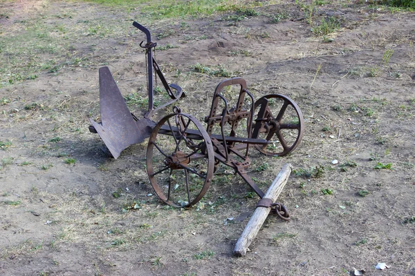 Beyaz arka plan üzerinde pulluk