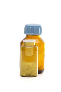 şişe beyaz zemin üzerine