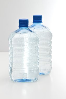 şişe beyaz zemin üzerine