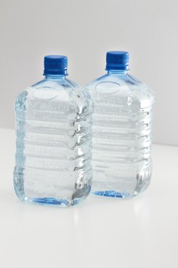 şişe beyaz zemin üzerine