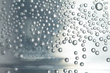 beyaz zemin üzerinde kabarcıklar