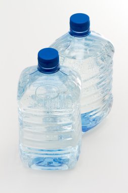 şişe beyaz zemin üzerine